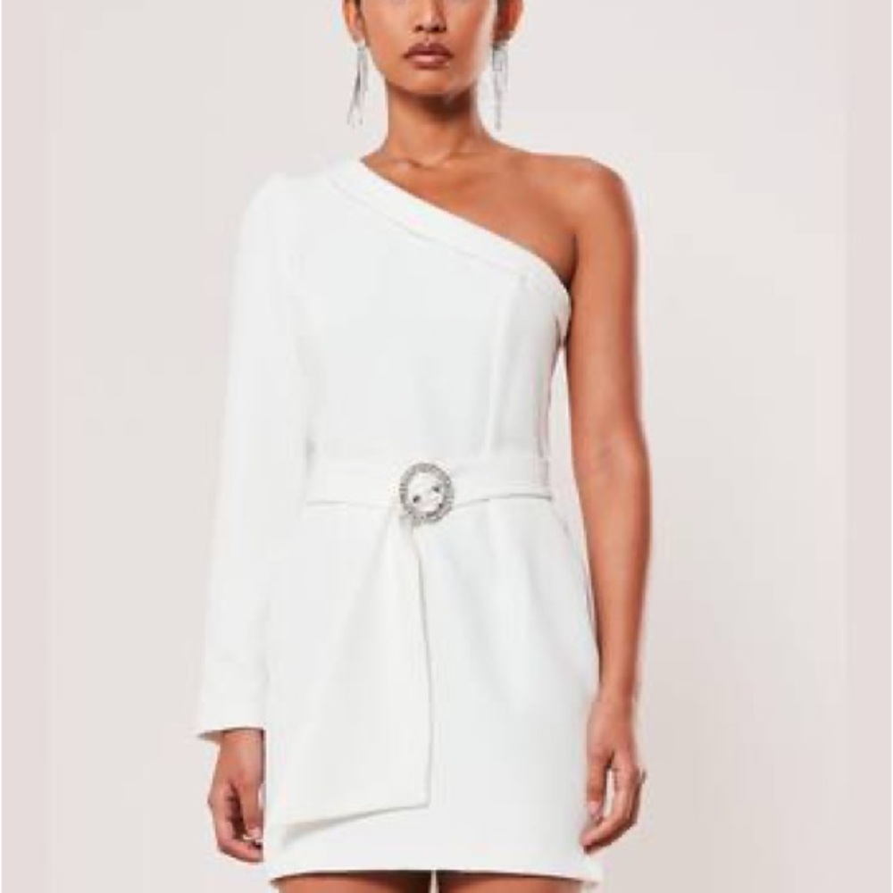 GATHERED ONE SHOULDER BELT
BLAZER DRESS
Ivory